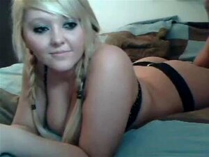 Mollige Blondine neckt vor der Cam. Mollige Blondine neckt vor der