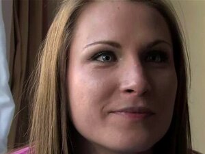 Mädchen unterwerfen sich dem Sexsklaven