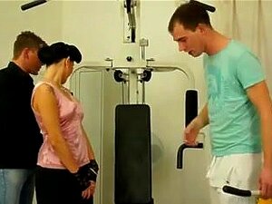 Brünette Haare in Nylons von zwei Männern im Fitnessstudio