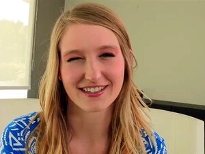 Flexible sexy blonde Summer wird von einer riesigen Tussi durchgefickt