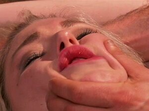 Blondi imee isoa kyrpää köysiraudassa. Lävistetyt nännit kaunis