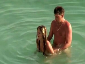 Sein hartes Schwänzchen am Strand wichsen,