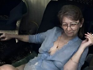 Oma genießt es wirklich, ihre Spielzeuge in ihre alte Muschi zu