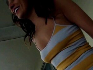 Gruppen-Paty fickt nach Strip-Pong. Zwei heiße Amateur-Babes mit