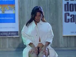 Tauche ein in die Verführungskünste von Deborah, einer fesselnden