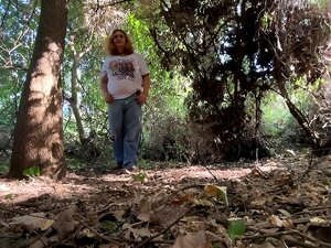 Lizzie lee pinkelt sich in den Wald, dann Pinkelt Kiki Moon auch in