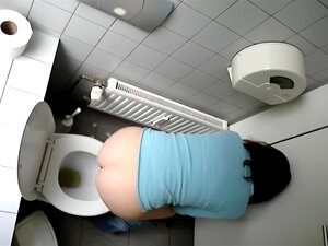 Pissende Süßen werden von einer Kamera gefilmt, Arme Süße wissen