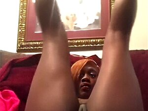 Una paffuta nera usa un cetriolo mentre si masturba in webcam, perché