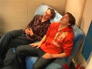 Süße russische Süße wird in einem Rasiersalon geleckt. Schöne und