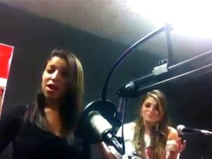 Büstenhafte Latina singt im Radiosender