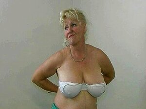 Blonde Oma mit großen Titten tanzt nackt