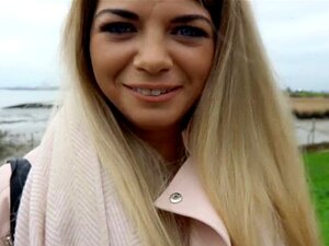 Assistez à la décadence extatique de cette envoûtante beauté