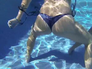 Poolparty sötnosfingrar. Poolparty sötnos lesbiska fingrar och