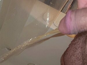 Straight bear Dusche Pinkeln im Haus der Mutter