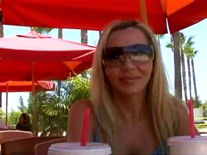 Blonde Milf Lisa DeMarco wird aufgegabelt