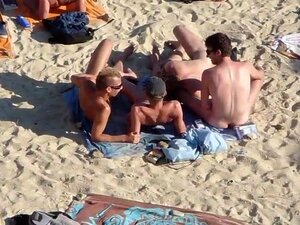 Groep jongens die seks hebben op het strand