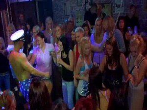 Erittäin karvainen gangbang klubilla