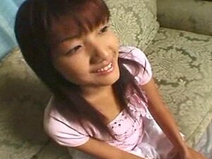 Japanische Amateurin wird anal gefingert