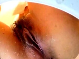 Üppige japanische Schönheit fingert sanft ihre spritzende Muschi