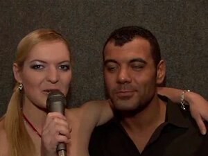 Carmen Blue und Federica Hill und eine Gruppe. Carmen Blue und