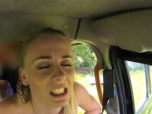 Blonde College-Schlampe fickt Taxifahrer. Blonde College-Schlampe im