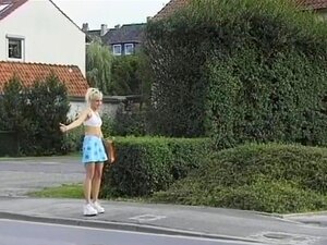 Schulmädchen wird für eine wilde Fahrt ausgewählt, süße blonde