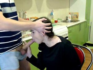 Una camgirl bruna amatoriale succhia cazzo in webcam. Una dolce bruna