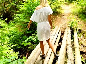 Verheiratete MILF blieb hinter der Touristengruppe zurück und wurde