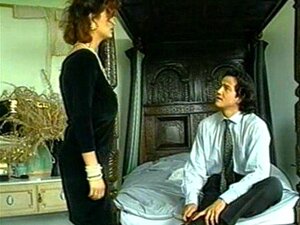 402339 klassische natürliche großbusige Frau genießt ihren Mann