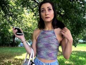 Valentina Bianco in einem verlorenen Italiener wird von BEEhind