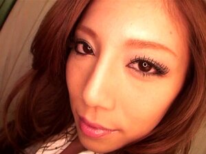 Wunderschöne brünette Asiatin reitet einen harten Schwanz im