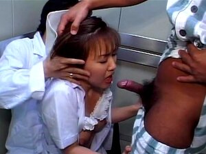 Kovaa panemista aasialainen sairaanhoitaja nauttii ryhmätoiminnasta