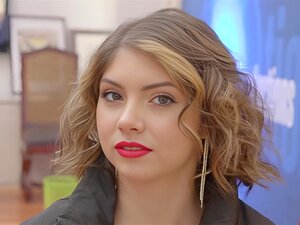 Die verführerische Rothaarige nutzt ihre charmante Schönheit, um vor