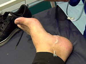 Arzt verehrt Sklavenschuhe, Socken und Füße und isst Sperma von