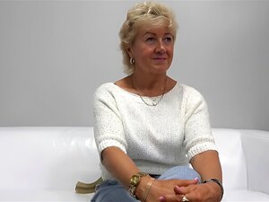 Blonde Oma namens Anna mit einem Tritt