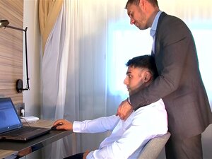 Er wird im Büro von 2 Kerlen gelutscht.