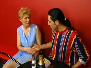 Alte blonde Dame aus Deutschland, die in der bar knallt