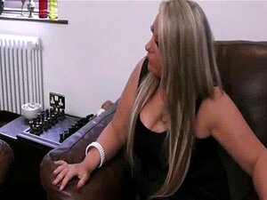 Naimisissa oleva mies panee BBW:tä keittiössä