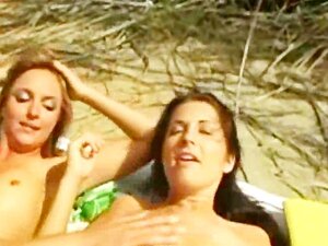 Threesome estremo con un fondo in una foresta