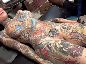 Tiger Lilly bekommt ein Stirn-Tattoo, während sie nackt ist