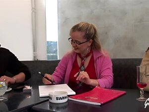 Samantha genießt doppelte Penetration in einer Bar
