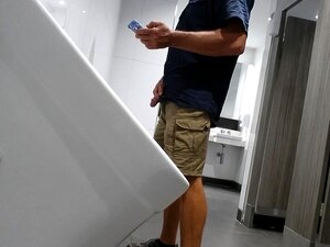 Vakooja lihaksikas kaveri kusee pisuaariin