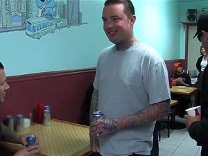 Heiße Amateurin wird im Abendessen gefickt und soll Fremden einen