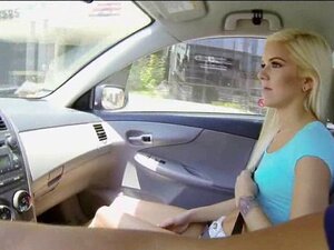 Halle Von ist eine heiße Süße, die in FUN SIZE kommt