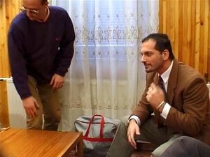 Жена лиже и једе сперму 2 мушкарца пред