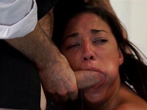 Schüchterne Süße ist sich beim Vorsprechen nicht sicher.