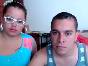 Dicke Brünette mit riesigen Titten lutscht einen Schwanz und posiert