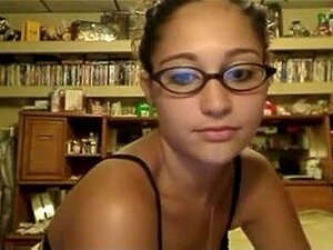 Zottelige dunkelbraune Haar-Frau wird von lüsternem Ehemann gefickt,