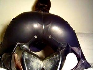 Ihr Arsch sieht fantastisch aus in Fetisch-Latexhosen, deutsche