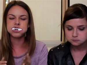 2 Mädchen zeigen ihre Mund- und Schluckfähigkeiten, mollige